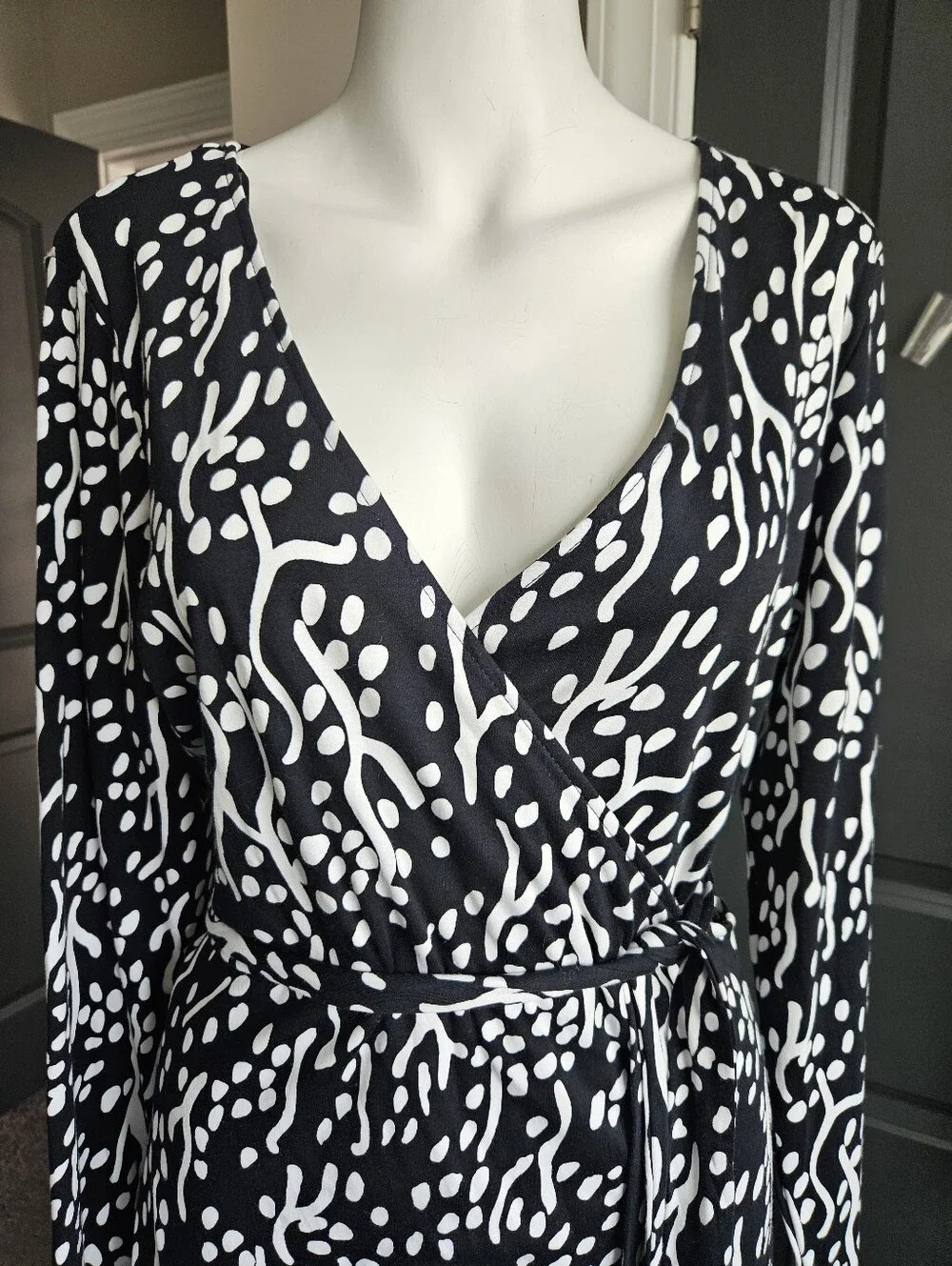 Diane von Furstenberg Black White Abstract Print Wrap Midi Dress Sz LG